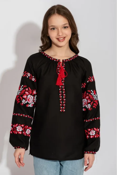 Дитяча вишиванка для дівчинки з червоною квітковою вишивкою та об’ємними рукавами