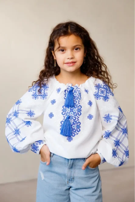 Дитяча вишиванка для дівчинки з червоною квітковою вишивкою та об’ємними рукавами