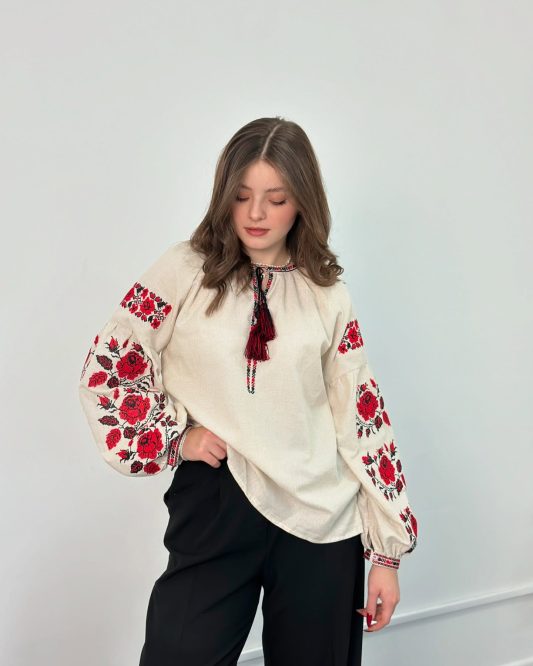 Дитяча вишиванка для дівчинки з червоною квітковою вишивкою та об’ємними рукавами